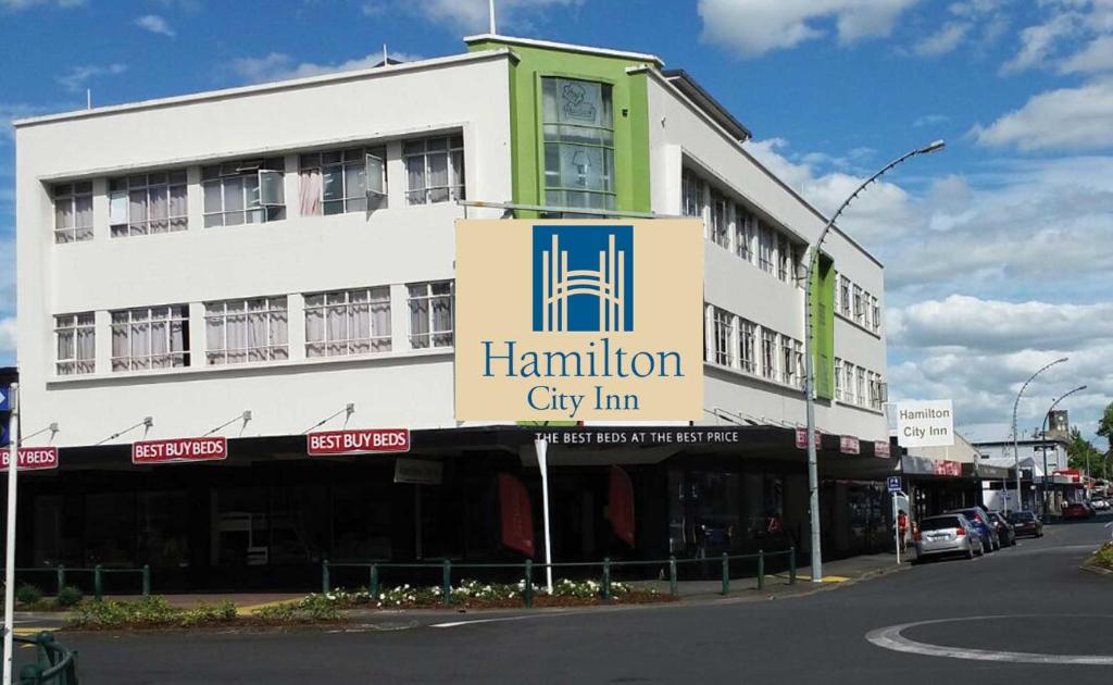 汉密尔顿Hamilton City Inn的一座有哈密尔顿城市旅馆标志的建筑