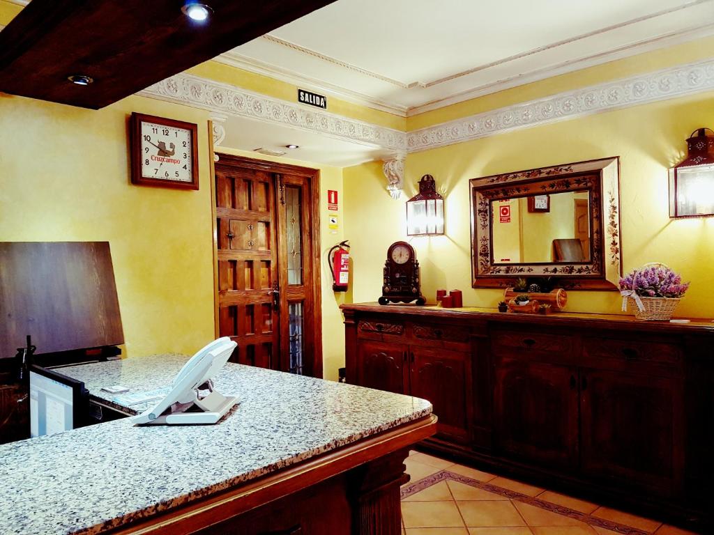 马德里玛丽亚荣达旅馆的厨房配有柜台和墙上的镜子