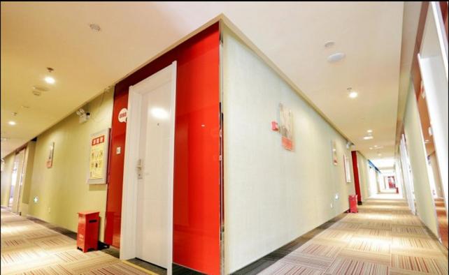 高淳区尚客优连锁江苏南京高淳大市场店的大楼的走廊,有红色的门