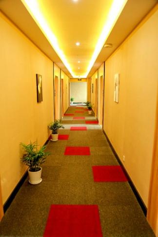 无锡尚客优连锁江苏无锡滨湖区太湖梅园店的大楼地板上带红色垫子的长走廊