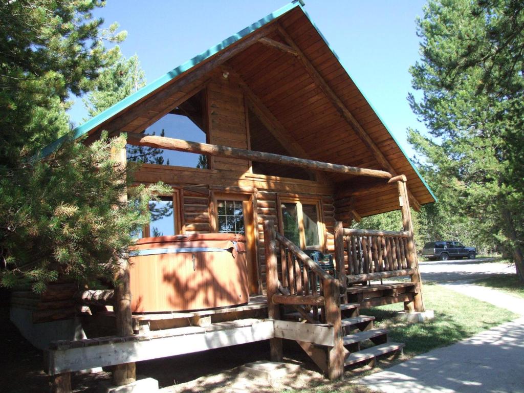 艾兰帕克鹰岭牧场旅舍的小木屋,设有 ⁇ 篷