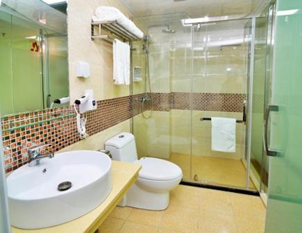 梅州尚客优连锁广东梅州梅县丽江湾店的一间带水槽、卫生间和淋浴的浴室