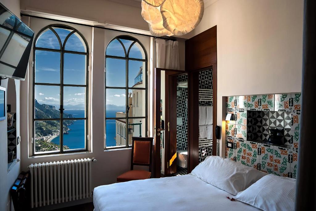 拉维罗拉莫瑞斯卡酒店的一间卧室设有一张床和美景窗户。