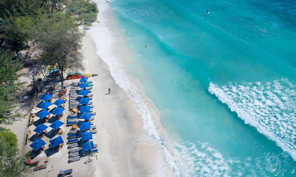 吉利特拉旺安阿尔马里克别墅度假酒店的海滩上方的蓝色遮阳伞