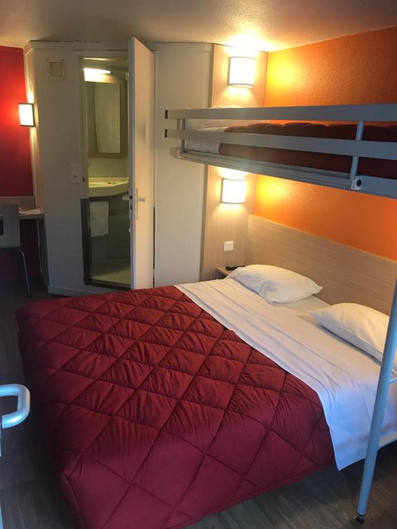 索肖普瑞米尔蒙贝利雅得索尚经典酒店的一间卧室配有一张红色棉被的床