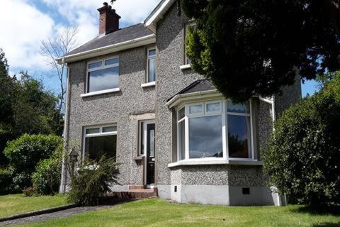 贝尔法斯特Hallmount House - Belfast的院子里设有大窗户的砖房