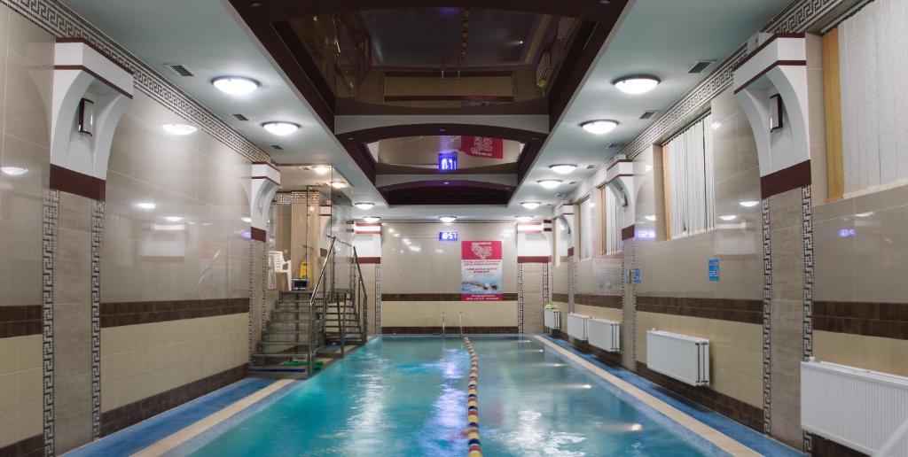 罗夫诺皮德科瓦酒店的健身房内的游泳池,带游泳池