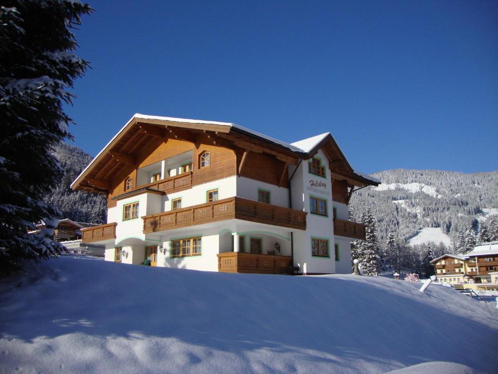 弗拉绍假日公寓 的一座位于雪覆盖的山顶上的建筑
