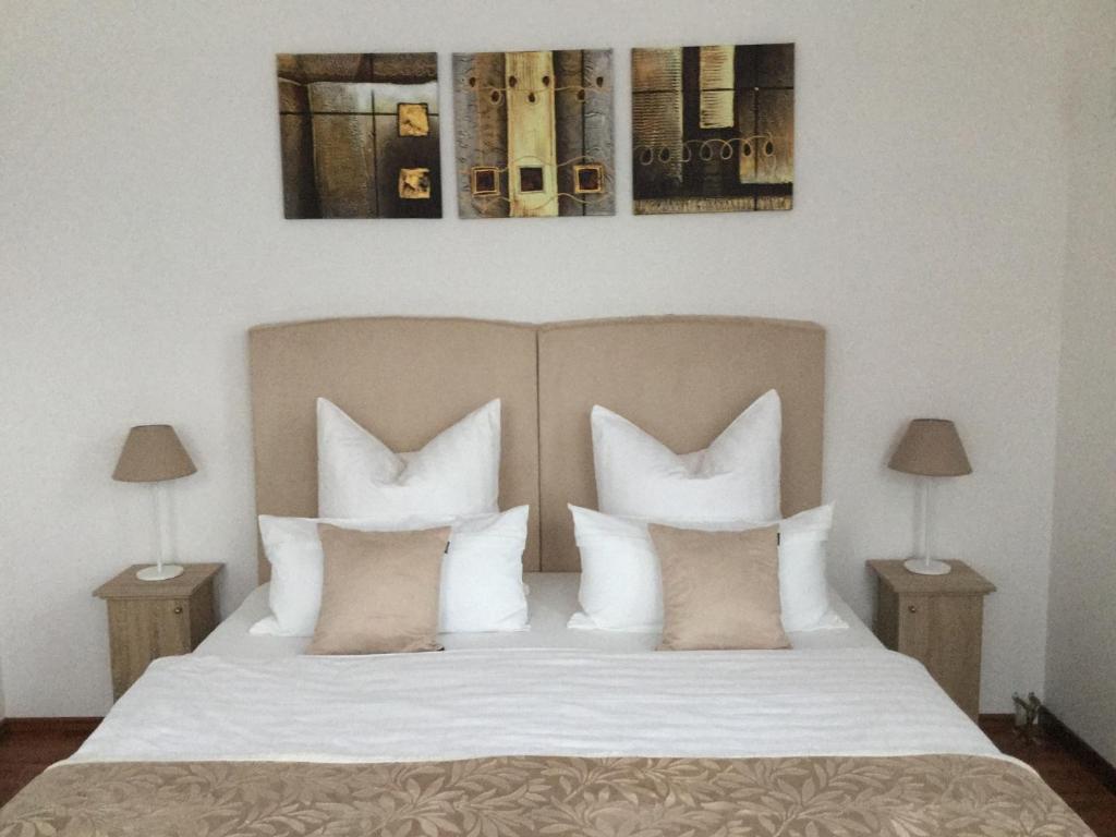 布伦瑞克feelgood Apartments - Apartment Chic的卧室配有带枕头的白色床