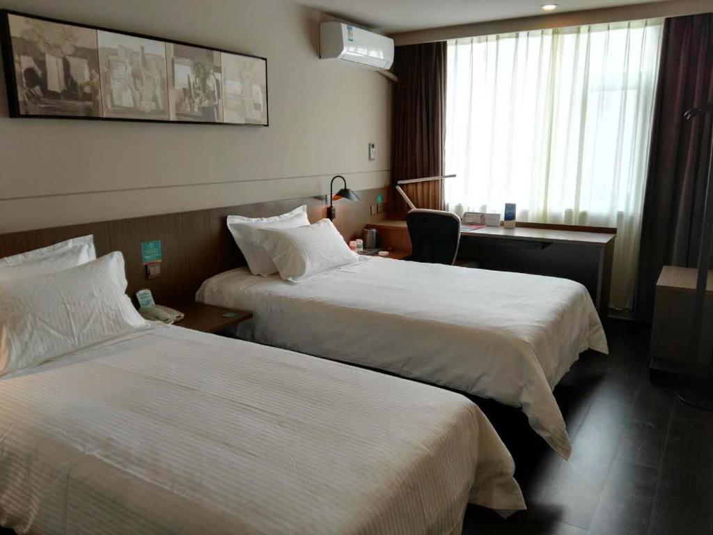 绍兴锦江之星品尚绍兴解放北路店的酒店客房配有两张床和一张书桌