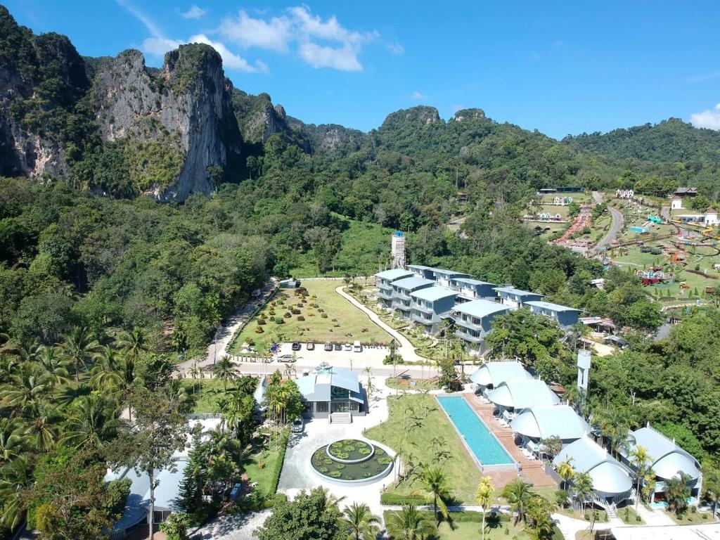 班奥南矛甲米府阿拉万海滩度假酒店的享有度假村的空中景致,以山脉为背景