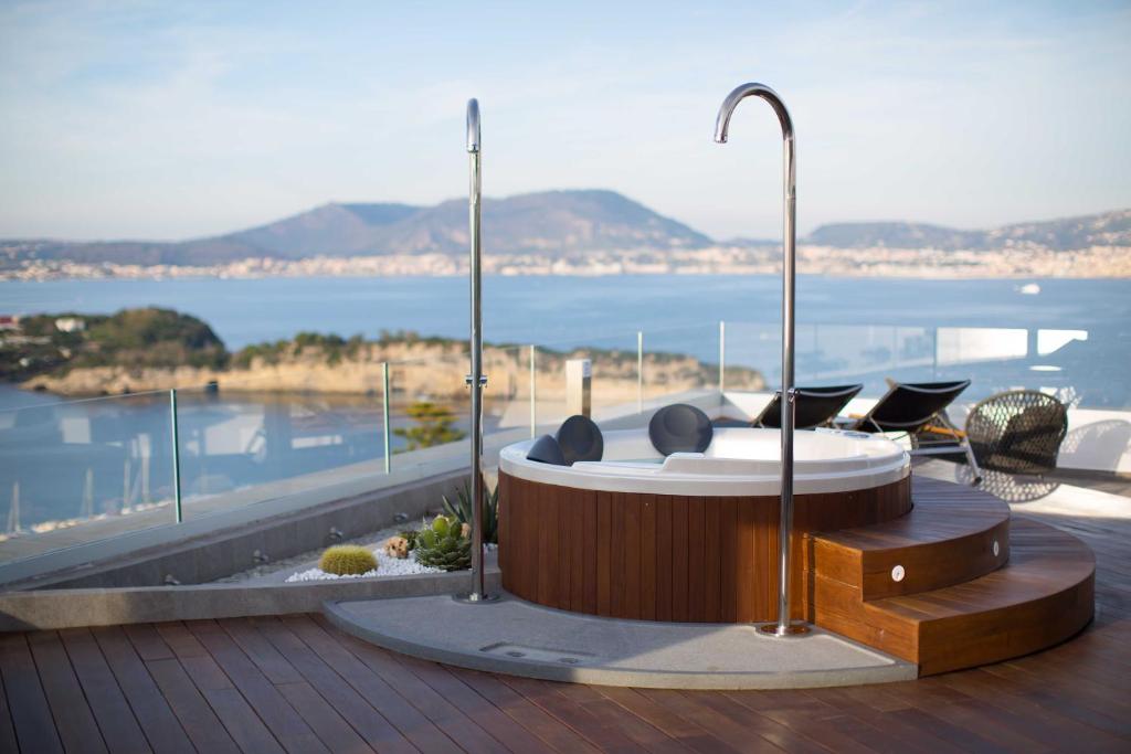 巴科利卡拉莫雷斯卡酒店的享有水景的甲板上的热水浴池