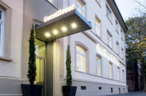 海德堡海德尔堡宾客之家酒店的建筑前方灯火通明