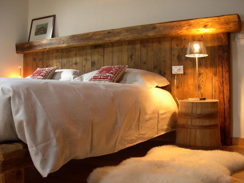 阿兰尼亚·瓦尔塞西娅自由的三棵树酒店的一间卧室配有一张大床和木制床头板