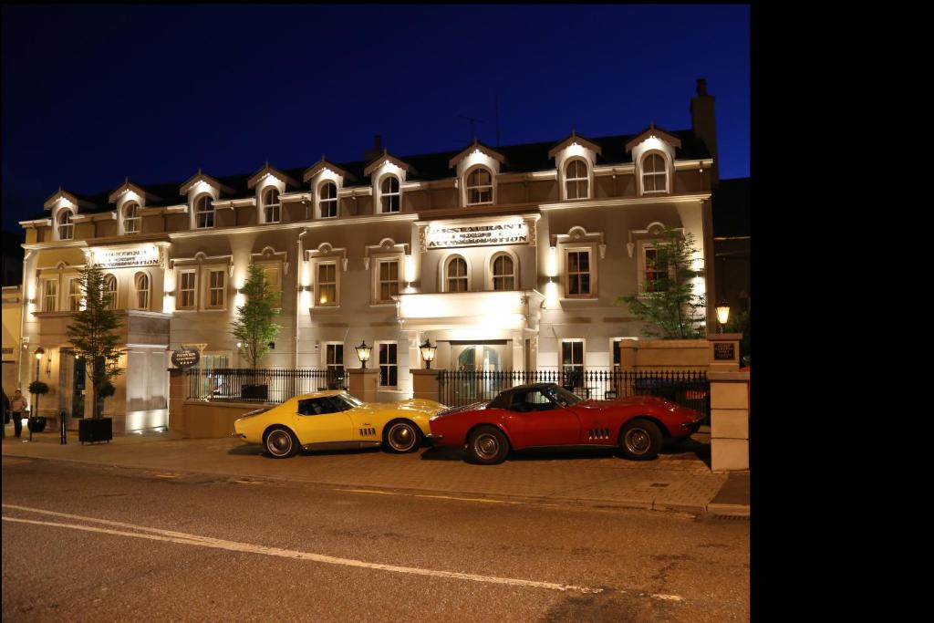 基拉尼锦绣精品酒店的两辆汽车晚上停在大楼前