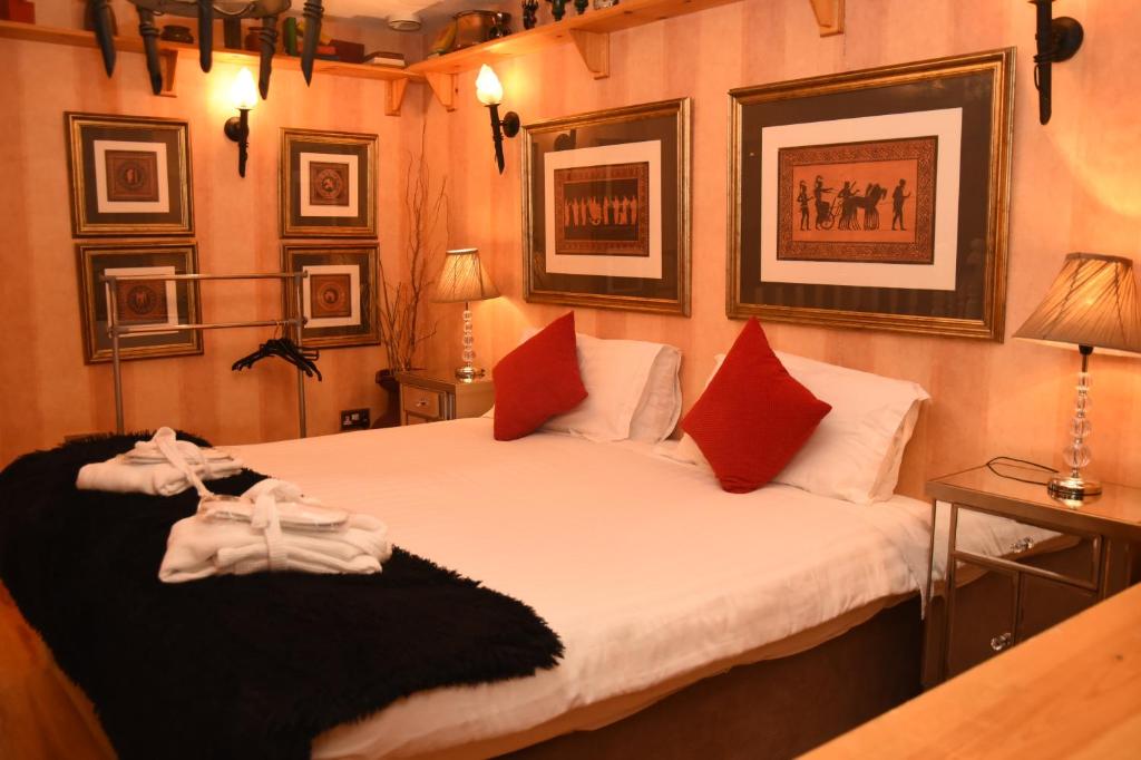 基拉尼考博尔凯特尔B＆B住宿加早餐酒店的卧室配有两张床,墙上挂有图片