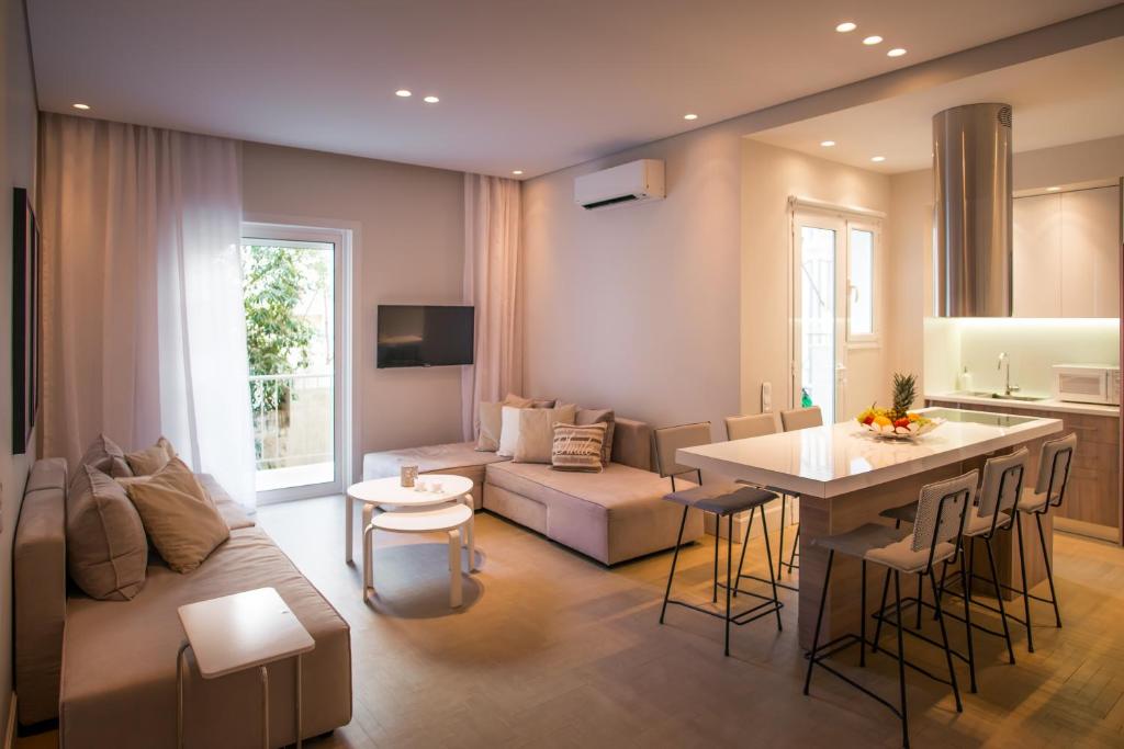 雅典雅典卫城下雅致房屋公寓的厨房以及带沙发和桌子的客厅。