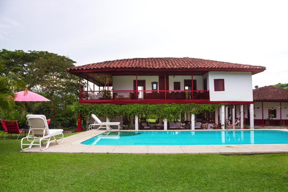 亚美尼亚Maravelez Hacienda Alojamiento的一座带游泳池和房子的别墅