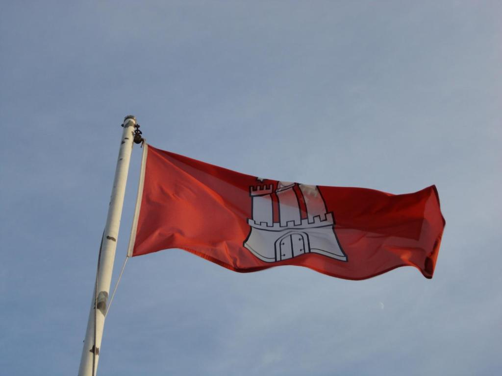 汉堡阿霍伊宾馆的上面有红旗和城堡