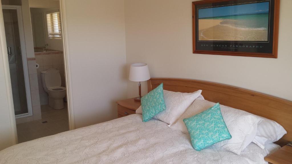 埃斯佩兰斯亚历山大大道住宿加早餐旅馆的一间卧室配有一张带蓝色枕头的床。