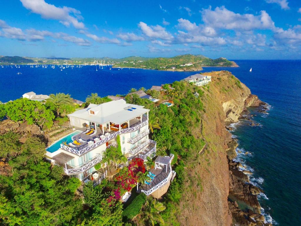 英吉利港Dolcevita Cliff Private Resort by KlabHouse - Adults Only的靠近大海悬崖上房屋的空中景观