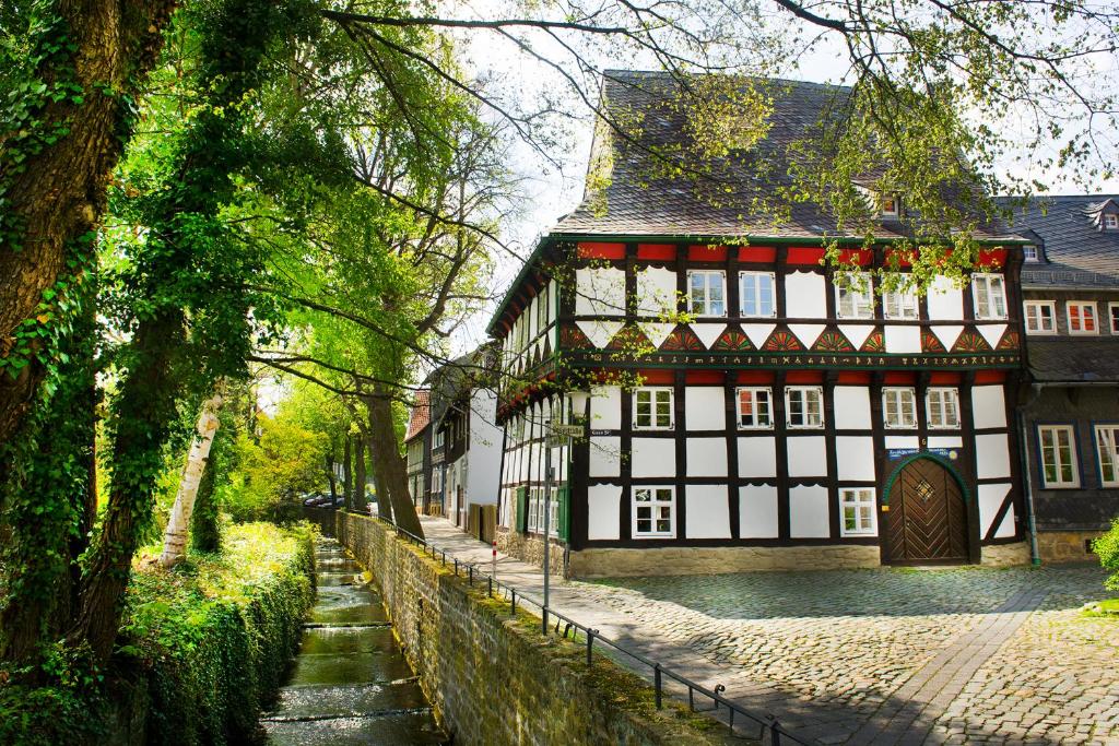 戈斯拉尔Ferienwohnung Goslar Runenhaus的建筑前的鹅卵石街道上的建筑
