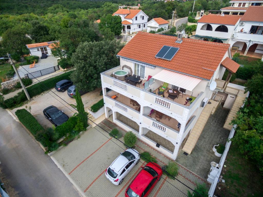 皮内兹齐Apartments Ruzica的享有带太阳能屋顶的房子的顶部景色