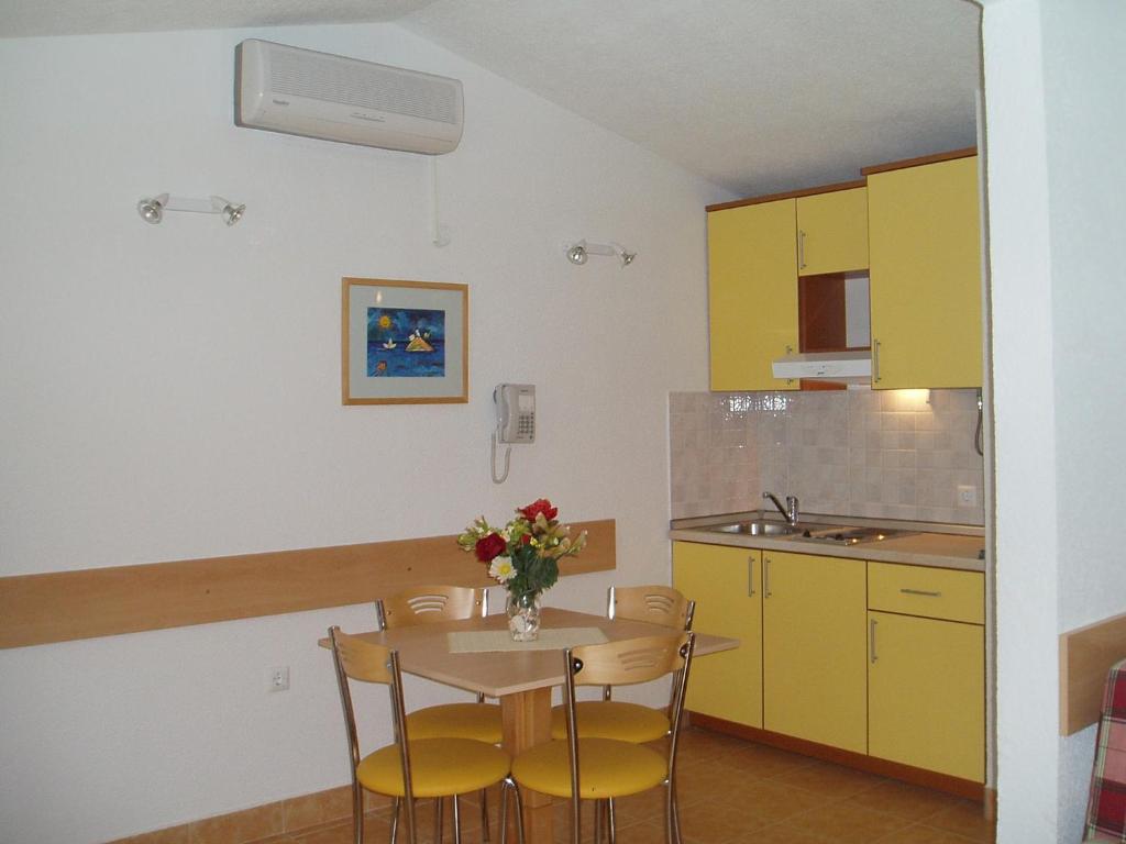 Apartments in Klek 6236的厨房或小厨房