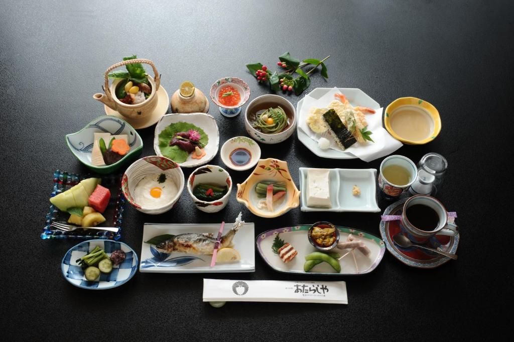 天川村新屋日式旅馆的桌上的一组食物