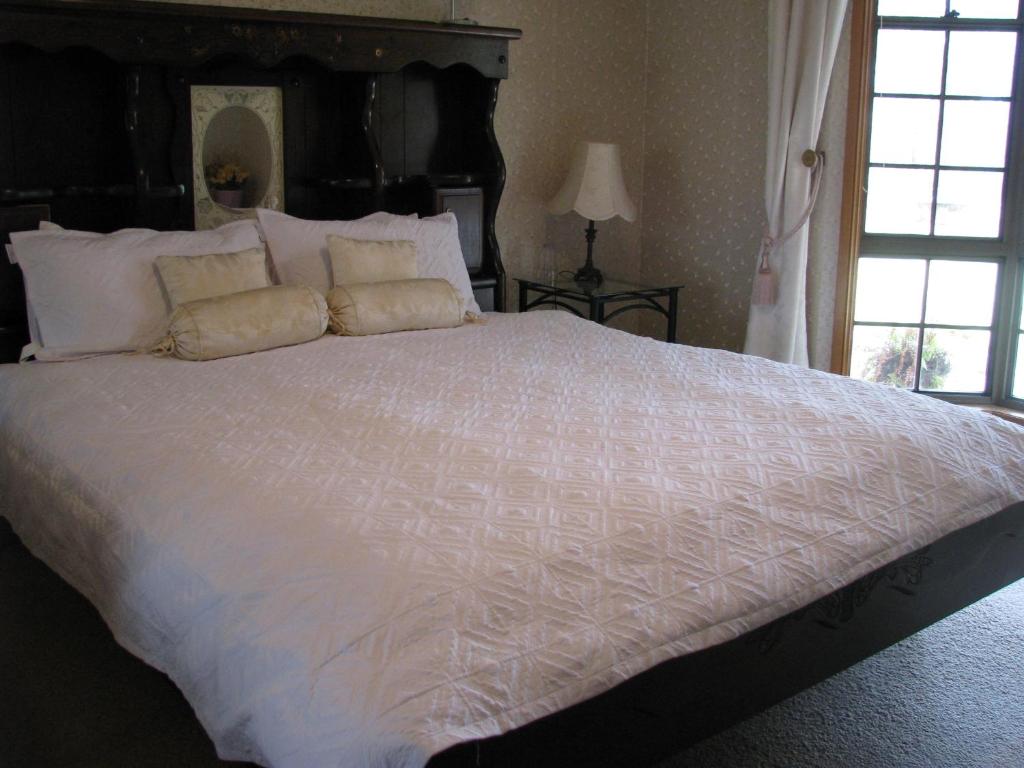 勒弗戴尔山顶乡村旅馆的一张白色大床,配有白色床单和枕头