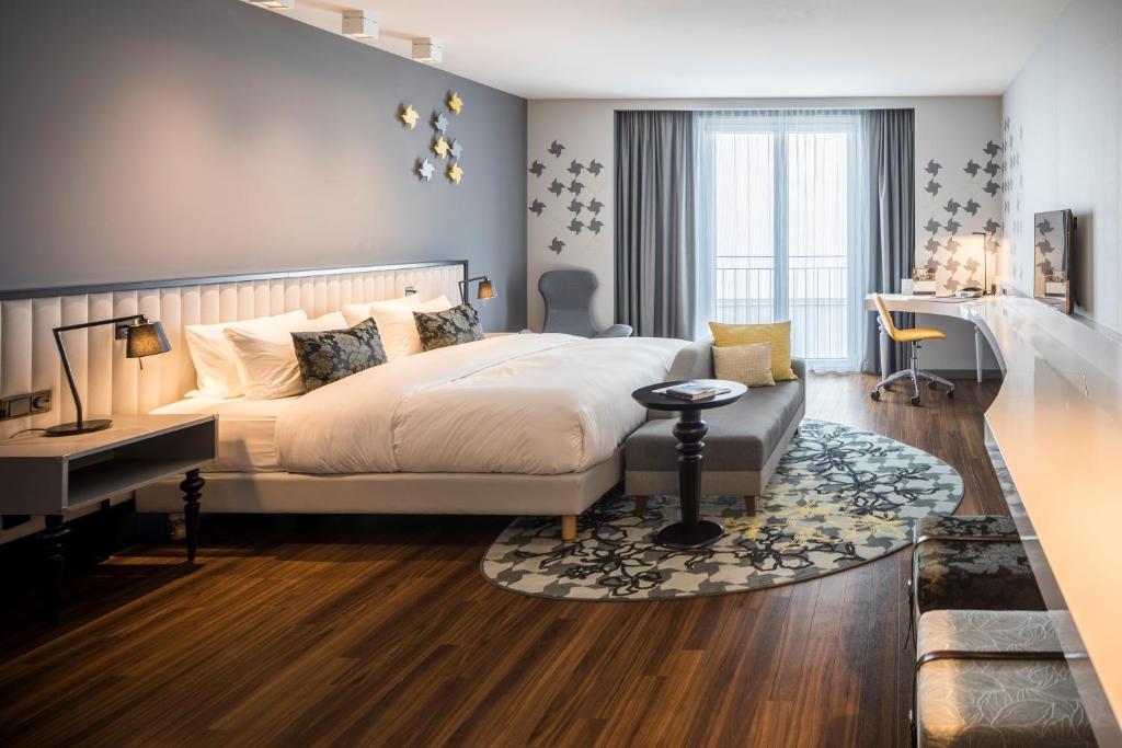 美因河畔法兰克福法兰克福辉盛凯贝丽酒店式服务公寓的一间卧室配有一张大床、一张桌子和一张书桌