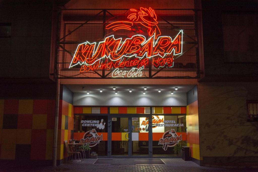 梅什库夫库库巴拉保龄球中心酒店的餐厅前的 ⁇ 虹灯标志