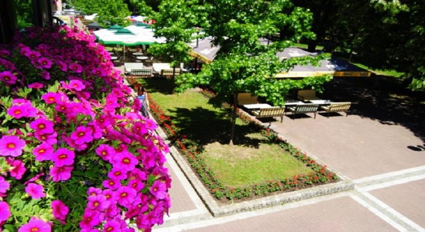 弗尔尼亚奇卡矿泉镇Apartman Lili的享有带长椅和鲜花的公园的顶部景色