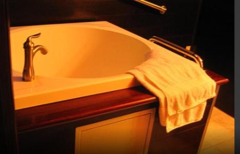 Neah BayApocalypto Motel的一间带毛巾和浴缸的浴室