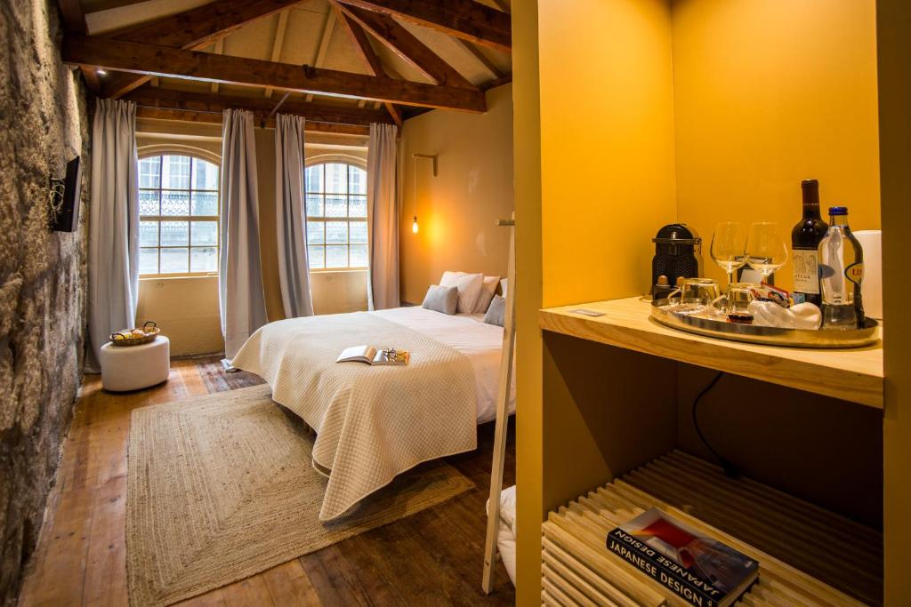 波尔图Laurear Guest House的酒店客房设有床和窗户。