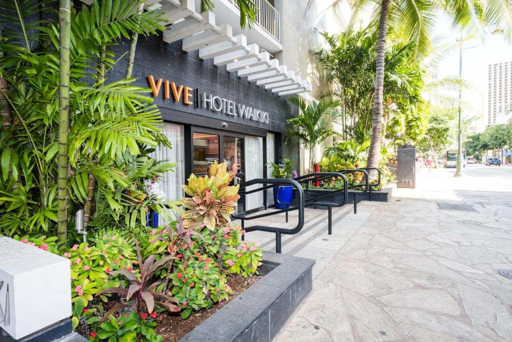 檀香山威基基VIVE酒店的商店的外形,有长椅和植物