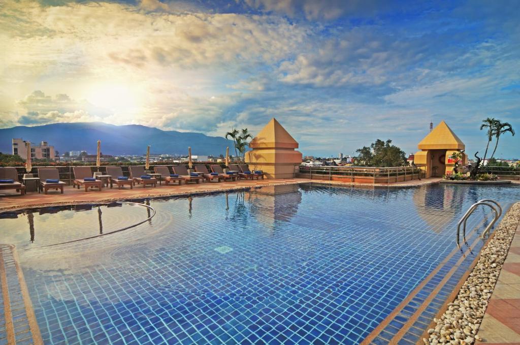 Duangtawan Hotel Chiang Mai -SHA Extra Plus内部或周边的泳池