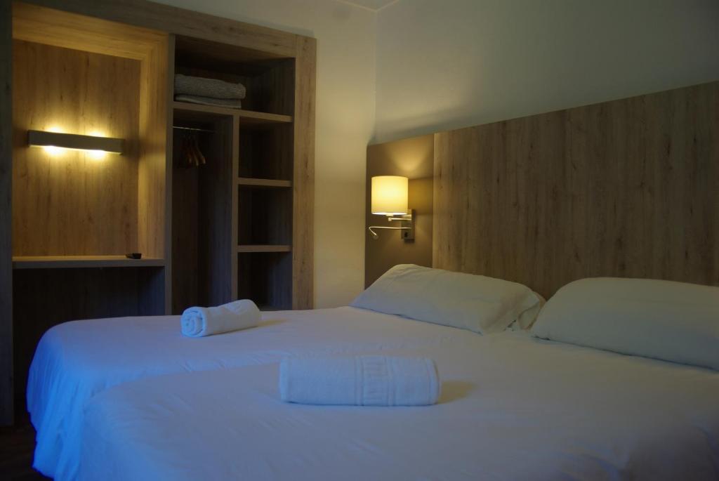 塞特卡萨斯拉卡班亚旅馆的卧室配有一张带两个枕头的大白色床