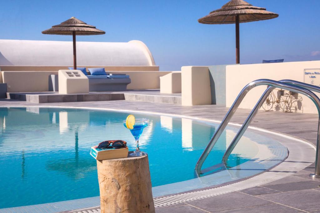 伊亚安尼摩沙别墅酒店的一个带游泳池的度假村的游泳池