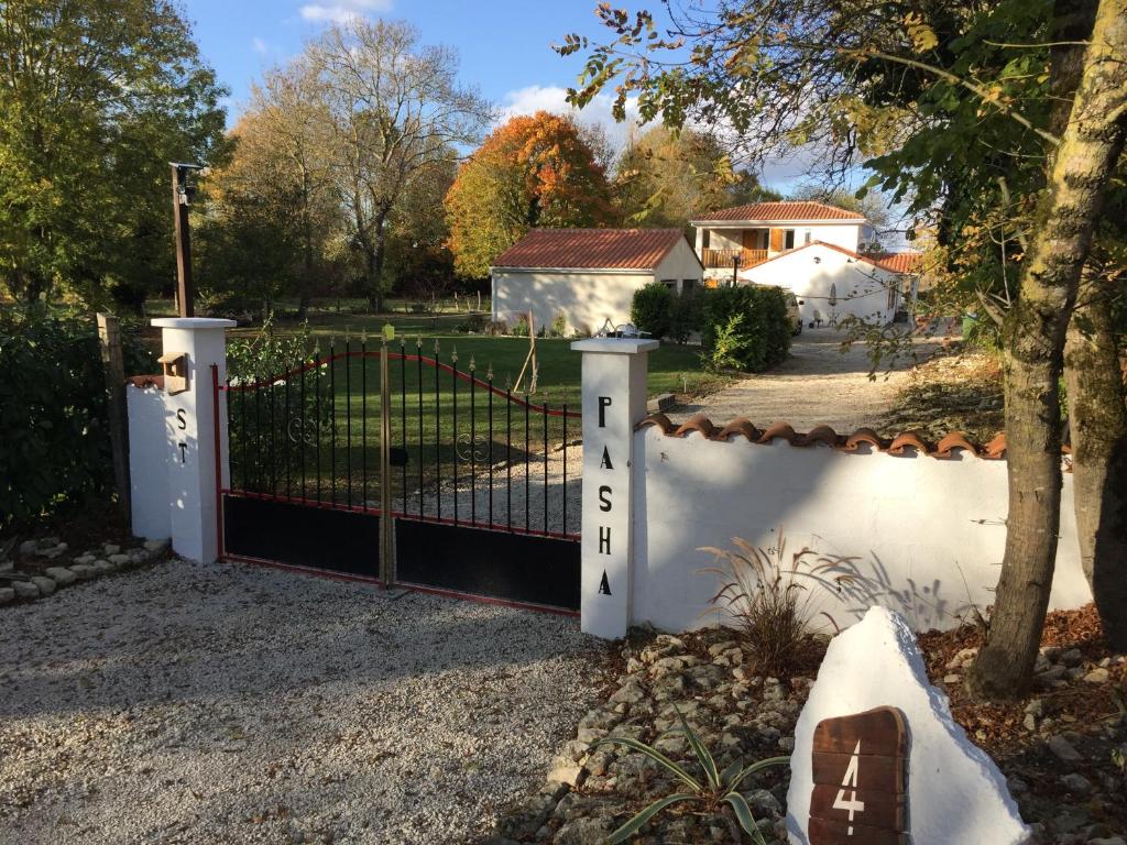 PailléSt Pasha的院子内有门的白色围栏