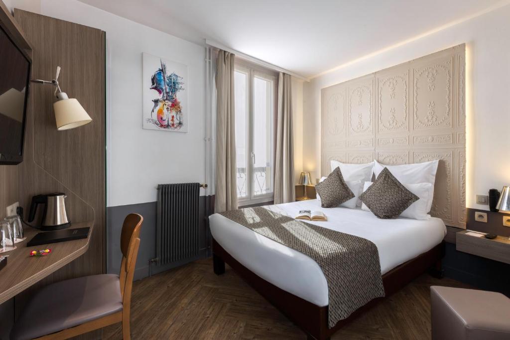 巴黎蒙马特阿利泽康泰科特酒店的酒店客房设有床和窗户。