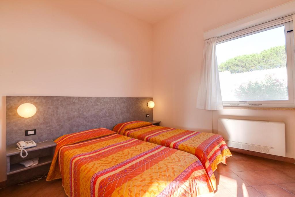 福尔梅洛奥托酒店的酒店客房设有两张床和窗户。