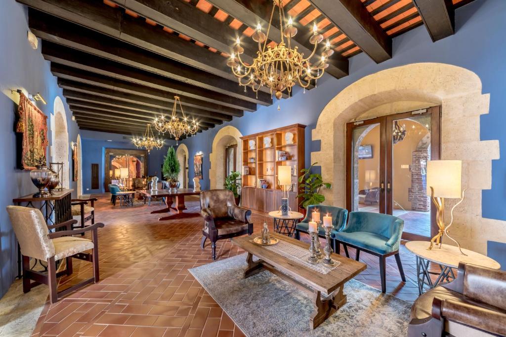 圣多明各霍德帕尼古拉斯奥万多酒店的客厅配有家具和吊灯。