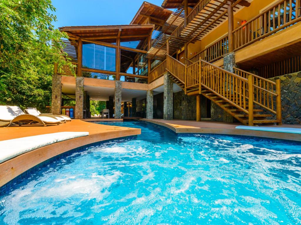 伊利亚贝拉卡兰格精品酒店的一座房子,设有一座带楼梯的大型游泳池