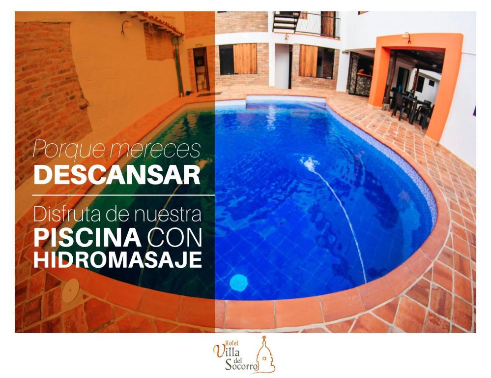 索科罗Hotel Villa Del Socorro的一座大蓝色游泳池