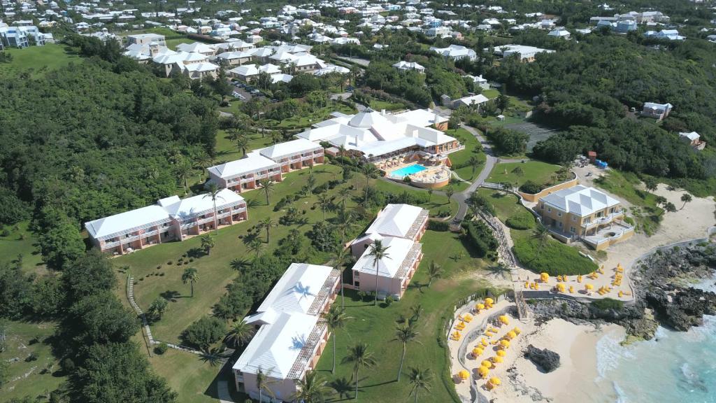 Mount Pleasant可可礁百慕达酒店的享有酒店和度假村的空中景致
