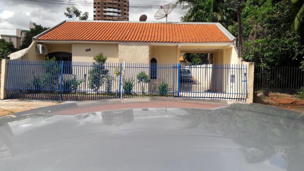 马林加Pousada Catarina的一座带蓝色围栏和篮球场的小房子