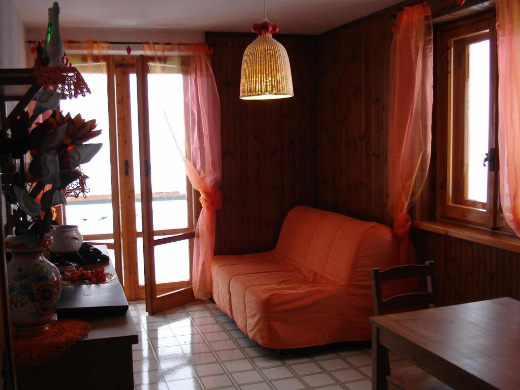 普拉托讷沃斯Mirtilli的客厅配有橙色沙发和桌子