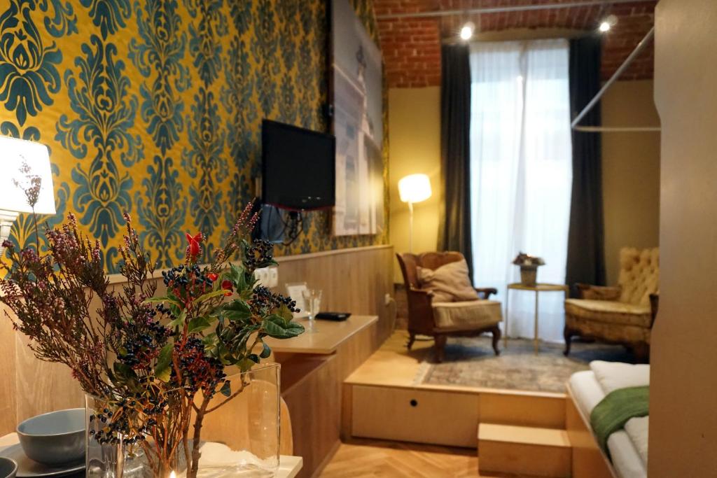 维也纳华滋银装潢公寓酒店的客厅配有沙发和电视。