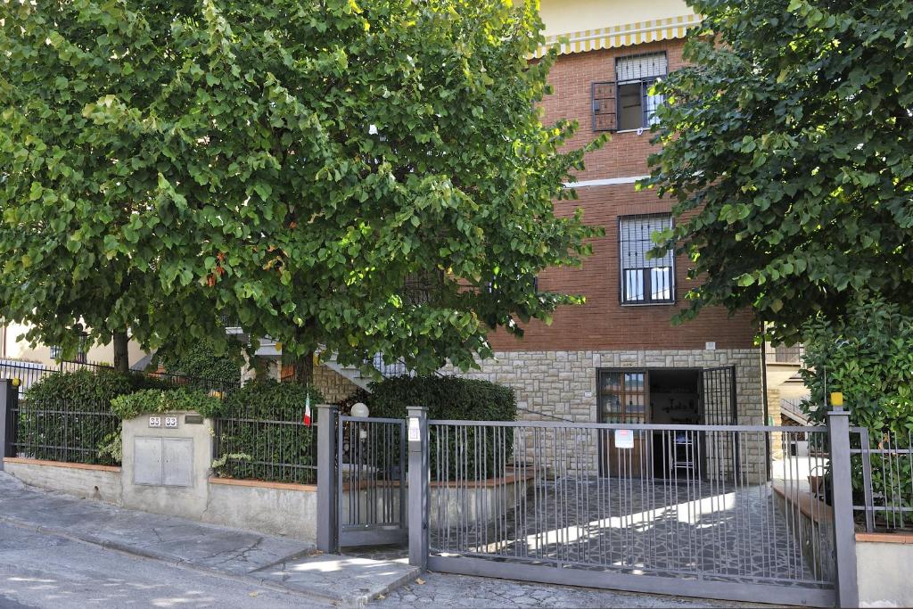 佩鲁贾Casa Malìca的砖楼前的围栏